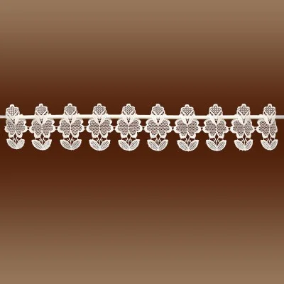 Feenhaus-Spitzenkante Sina 12 cm Hoch Blumenspitze Einzelansicht auf Gardinenstange