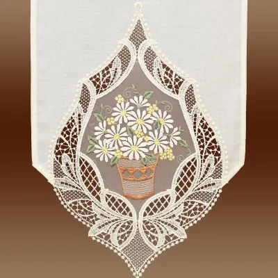 Landhaus-Scheibenhänger Margeriten Natur mit Besticktem Organza Detailansicht Stickerei-Einsatz