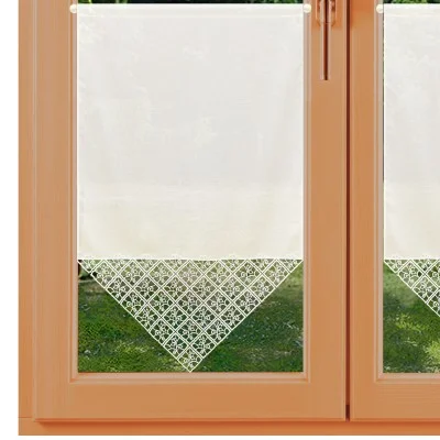 Scheibenhänger Sybill Plauener Spitze am Fenster