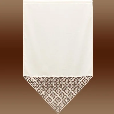 Cremefarbener Stoff mit spitz zulaufendem unteren Rand. Die oberen zwei Drittel sind einfarbig, während der untere Teil ein Dreieck bildet, das ein kompliziertes Gittermuster mit floralen Motiven aufweist. Der Hintergrund ist in einem sanften Braunton gehalten.