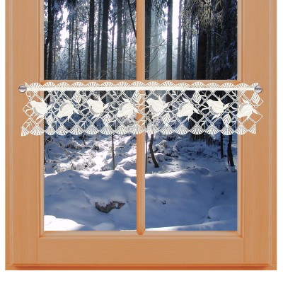 Feenhaus-Spitzenkante Anja 13 cm hoch an einem Winterfenster