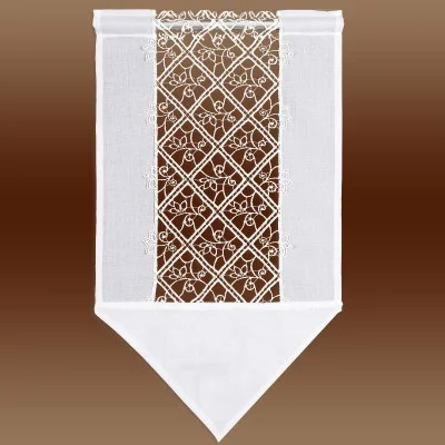 Ein weißer Scheibenhänger mit spitzen Enden hat in der Mitte eine Spitzenbahn mit Rauten- und Blumenmuster. Die Spitze wird an beiden Seiten von weißem, festem Stoff eingerahmt. Der Hintergrund besteht aus einem sanften Farbverlauf in Brauntönen.