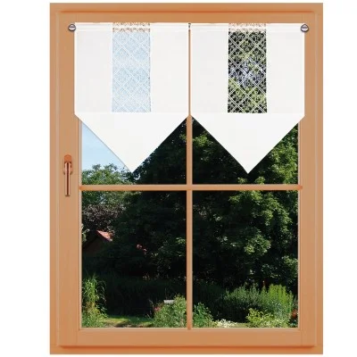 Ein holzgerahmtes Fenster gibt den Blick auf einen Garten mit sichtbaren Grünpflanzen und Bäumen frei. Am Fenster hängen zwei weiße Scheibenhänger mit dreieckigen Spitzen, die im oberen Bereich jeweils einen Spitzenstoff enthalten, der das Licht durchlässt und gleichzeitig Sichtschutz bietet.