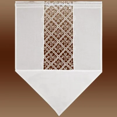 Ein durchsichtiger weißer Vorhang mit spitzem Boden, der in der Mitte einen vertikalen Streifen aus floraler Spitze mit Rautenmuster aufweist. Der umgebende Stoff ist einfarbig und durchscheinend. Der Vorhang ist vor einem braunen Hintergrund mit Farbverlauf abgebildet.