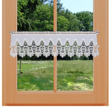 Feinste Spitzen-Feenhausgardine Safira kurze Variante am Fenster