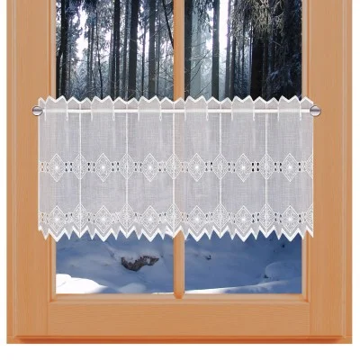 Feenhaus-Spitzen-Gardine Elly an einem Winterfenster