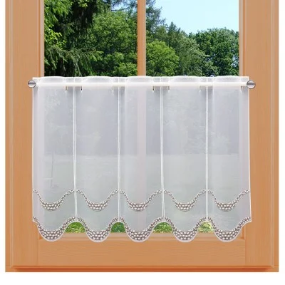 Stickerei-Scheibengardine Amely 45 cm an einem Sommer-Fenster
