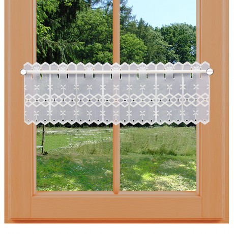 Feenhaus-Spitzengardine Ida 20 cm an einem Sommer-Fenster