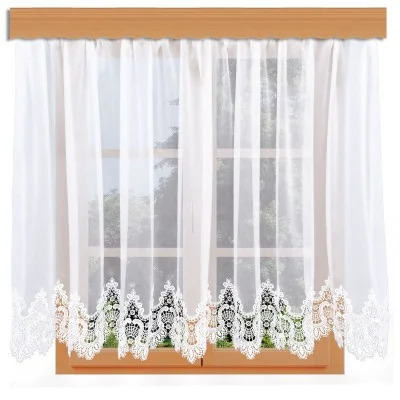 Ein Fenster mit Holzverkleidung ist mit den transparenten weißen Vorhängen von Edler Spitzen-Store geschmückt. Die Vorhänge haben eine aufwendige Spitzenverzierung entlang der unteren Kante, die sogenannte Spitzenkante, die für eine elegante Note sorgt. Durch das Fenster ist ein Blick auf das Grün von draußen zu sehen.