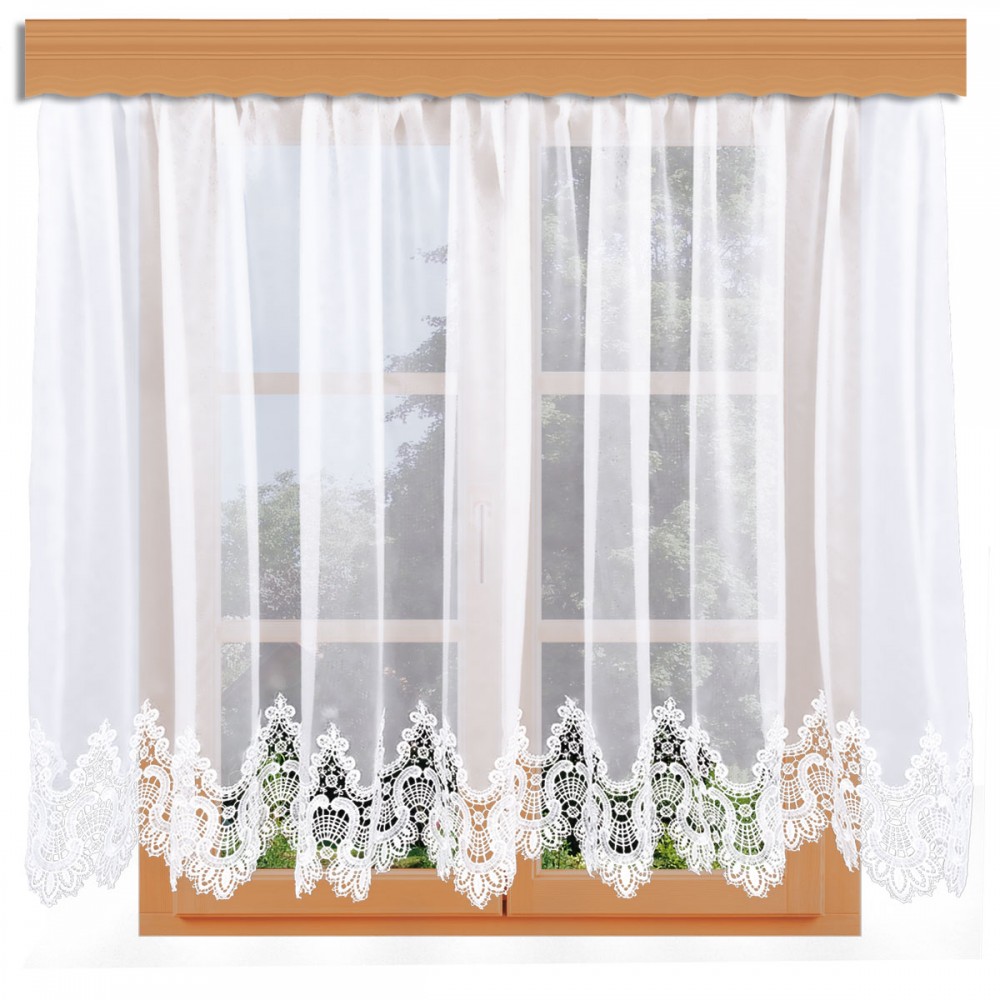 Ein Fenster mit Holzverkleidung ist mit den transparenten weißen Vorhängen von Edler Spitzen-Store geschmückt. Die Vorhänge haben eine aufwendige Spitzenverzierung entlang der unteren Kante, die sogenannte Spitzenkante, die für eine elegante Note sorgt. Durch das Fenster ist ein Blick auf das Grün von draußen zu sehen.
