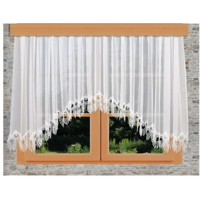 Ein halblanges Fenster mit orangefarbenem Holzrahmen ist mit einem weißen Spitzenvorhang Nastja geschmückt, der an der Unterkante ein aufwendiges Blumenmuster aufweist. Im Hintergrund ist eine Steinmauer zu sehen und durch das Glas ist ein grüner Garten zu sehen.