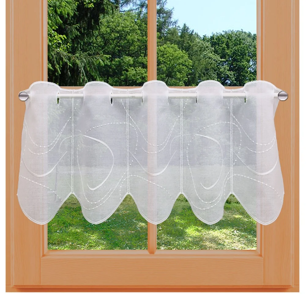 Scheibengardine Aurelia weiß mit weißer Perlenschnurstickerei am Fenster