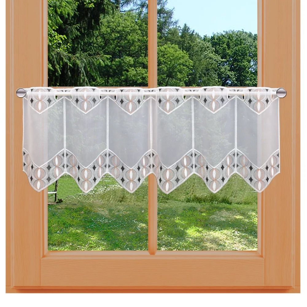 Scheibengardine Onion mit weiss anthrazit und lachsfarbener Stickerei am Fenster