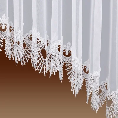 Edler Blumenfenster-Store Nastja weiß mit gebogter Fächerspitze Detailansicht Falten