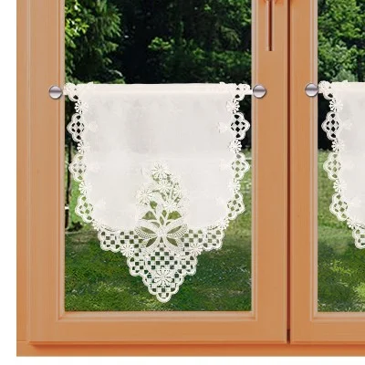 Spitzen-Scheibengardinenhänger Margerite mit Schleife klein am Fenster