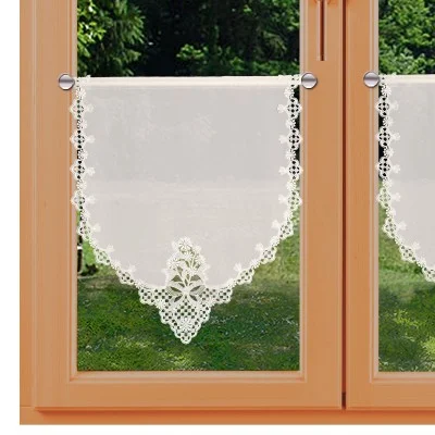 Spitzen-Scheibengardinenhänger Margerite mit Schleife mittel am Fenster