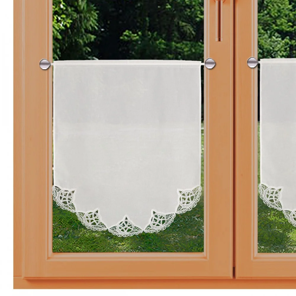 Spitzen-Scheibengardinenhänger Romina klein am Fenster