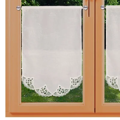 Spitzen-Scheibengardinenhänger Romina mittel am Fenster