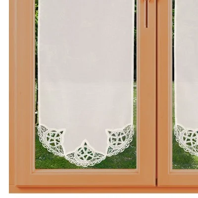 Spitzen-Scheibengardinenhänger Romina groß am Fenster