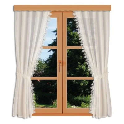 Ein holzgerahmtes Fenster mit zwei Glasscheiben wird von weißen Spitzenvorhängen verdeckt, die auf beiden Seiten zurückgebunden sind. Draußen sind grüne Bäume und Sträucher vor einem klaren Himmel zu sehen, die einen hellen und friedlichen Blick auf den Garten bieten.