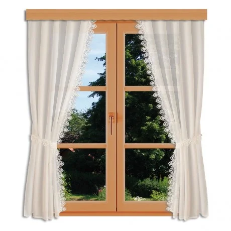 Ein holzgerahmtes Fenster mit zwei Glasscheiben wird von weißen Spitzenvorhängen verdeckt, die auf beiden Seiten zurückgebunden sind. Draußen sind grüne Bäume und Sträucher vor einem klaren Himmel zu sehen, die einen hellen und friedlichen Blick auf den Garten bieten.