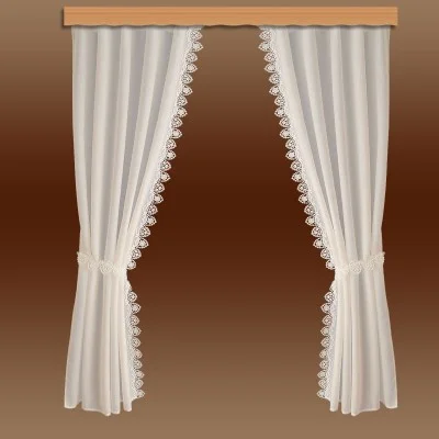 Weiße, transparente Vorhänge mit Spitzenbesatz werden auf beiden Seiten zurückgebunden und an einer hölzernen Gardinenstange aufgehängt. Der Hintergrund besteht aus einem sanften Farbverlauf von Brauntönen.
