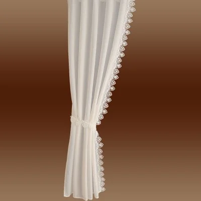Ein durchsichtiger weißer Vorhang mit Spitzenbesatz wird zu einer Seite gezogen und mit einem passenden Spitzenband befestigt. Der Hintergrund weist einen braunen Farbverlauf auf, der von unten nach oben von dunklen in hellere Töne übergeht.