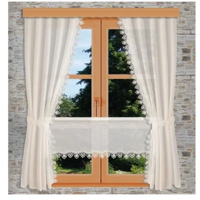 Ein holzgerahmtes Fenster in einer Steinmauer, bedeckt mit weißen, durchsichtigen Spitzenvorhängen mit gewellten Kanten. Draußen sind grüne Bäume und der blaue Himmel zu sehen. Die Vorhänge sind zurückgebunden und haben in der Mitte einen passenden Spitzenvolant.