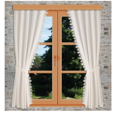 Ein holzgerahmtes Fenster in einer Steinmauer mit weißen, mit Spitze besetzten Vorhängen, die zurückgebunden sind. Draußen sind grüne Bäume und eine Wiese unter blauem Himmel zu sehen, was einen Blick auf einen Garten suggeriert. Das Fenster hat einen zentralen vertikalen Griff.