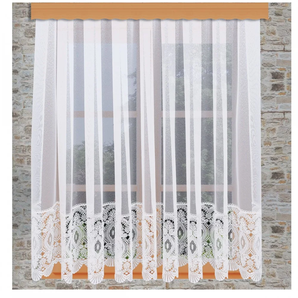 Sockelgardine Chrissi am Fenster