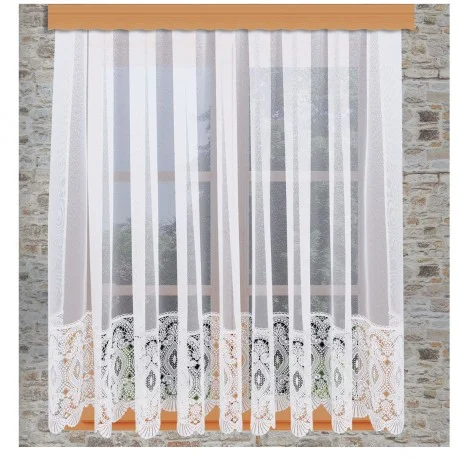 Sockelgardine Chrissi am Fenster