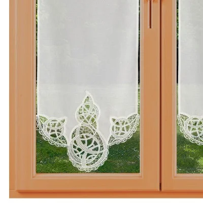 Spitzen-Scheibengardinenhänger Romina mit Motiv 37 cm breit lang am Fenster
