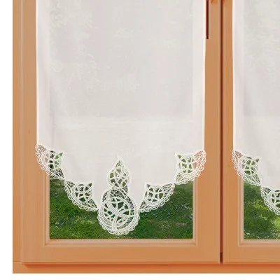Spitzen-Scheibengardinenhänger Romina mit Motiv 60 cm breit lang am Fenster