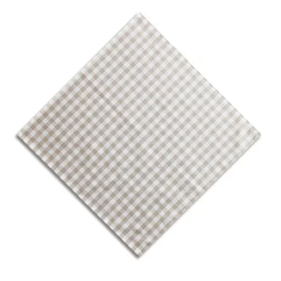 Eine beige-weiß karierte Stoffserviette in Rautenform auf weißem Hintergrund.