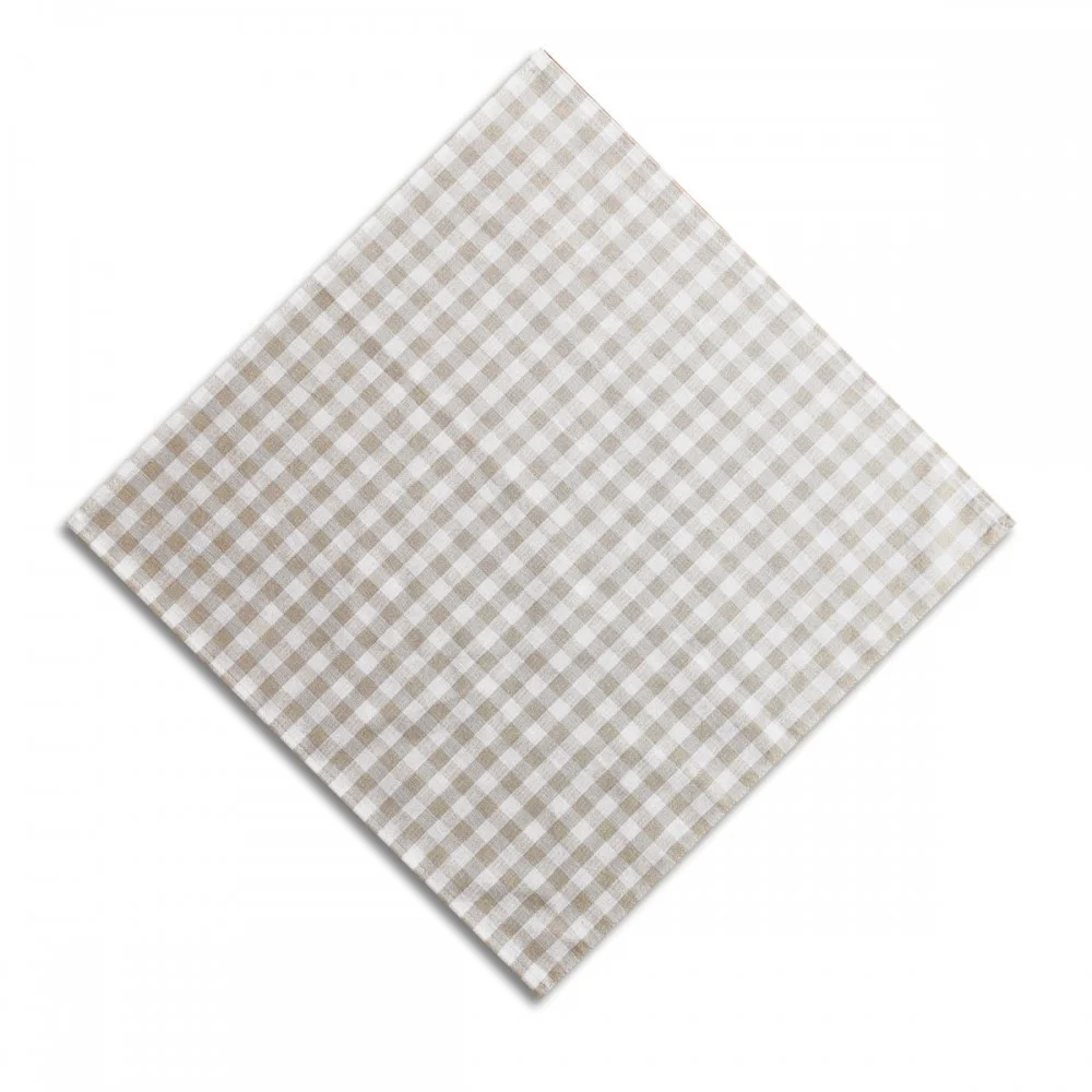 Eine beige-weiß karierte Stoffserviette in Rautenform auf weißem Hintergrund.
