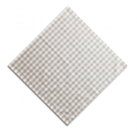 Eine beige-weiß karierte Stoffserviette in Rautenform auf weißem Hintergrund.