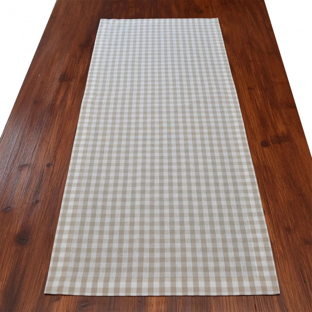 Ein Holztisch mit einem beige-weiß karierten Tischläufer 100 cm lang, der längs in der Mitte verlegt ist.