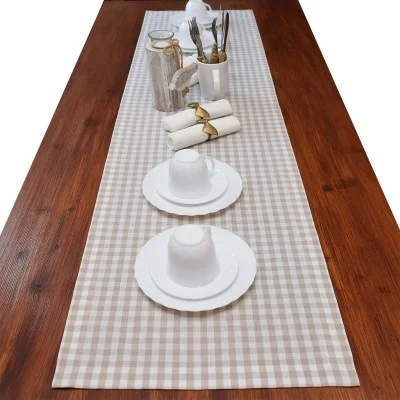 Tischläufer Hannah beige-weiß kariert 140 cm lang mit Tellern und Utensilien.