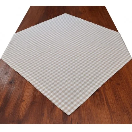 Ein beige-weiß kariertes Tischtuch wird diagonal über einen Holztisch gelegt, so dass die Mitte bedeckt ist und die Ecken des Tisches frei liegen.