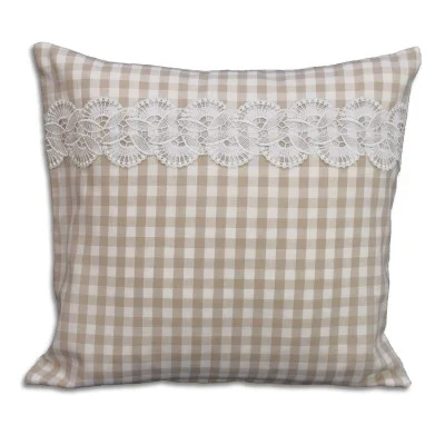 Quadratisches Kissen mit beige-weißem Gingham-Karomuster, verziert mit einem horizontalen Streifen weißer Spitze im oberen Bereich, auf weißem Hintergrund.