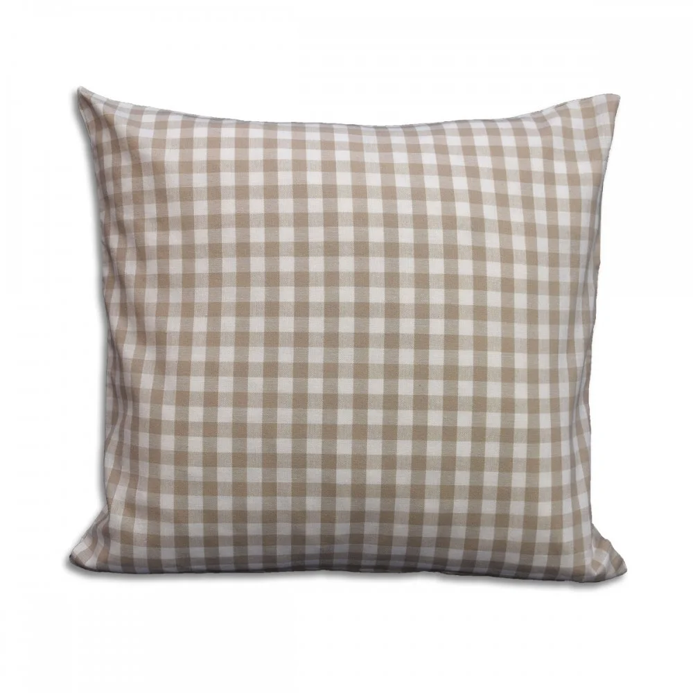 Ein quadratisches Kissen mit einem beigen und weißen Karomuster auf weißem Hintergrund.