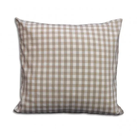 Ein quadratisches Kissen mit einem beigen und weißen Karomuster auf weißem Hintergrund.