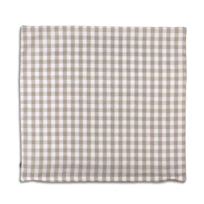 Ein quadratisches Stück Stoff mit beige-weißem Gingham-Karomuster, das flach auf weißem Hintergrund liegt.
