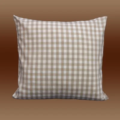 Quadratisches Kissen mit beige-weißem Karomuster vor einem braunen Hintergrund mit Farbverlauf.