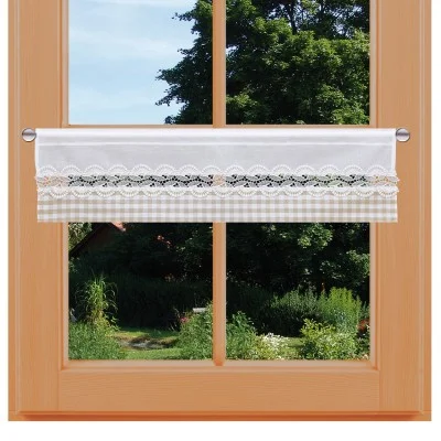 Ein holzgerahmtes Fenster mit einem weißen Spitzen- und Gingham-Volant, der an einer Stange hängt. Draußen sind üppige grüne Bäume, Gras und ein Garten mit Pflanzen unter einem sonnigen Himmel zu sehen. Das Bild vermittelt ein gemütliches, ländliches Gefühl.