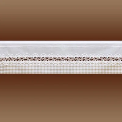 Ein Tischtuchrand aus weißer Ösenspitze mit Blumenmuster, oben mit einfarbigem weißem Stoff und unten mit beigen und weißen Gingham-Karos vor einem braunen Hintergrund mit Farbverlauf.