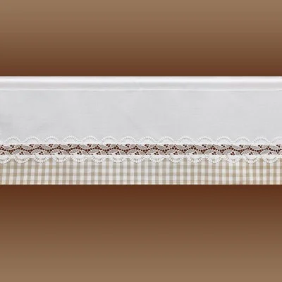 Ein weißes Tischtuch mit Spitzenbordüre und zartem Blumenmuster liegt über einem beige-weiß karierten Stoff. Der Hintergrund besteht aus einem sanften Farbverlauf in Brauntönen, der die Texturen und dekorativen Details der Tischdecke hervorhebt.