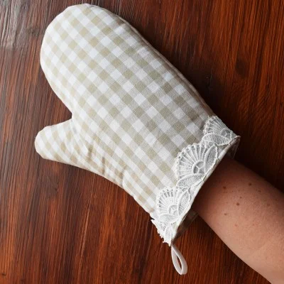 Topfhandschuh Hannah beige-weiß kariert mit Spitzenbesatz Beispielbild