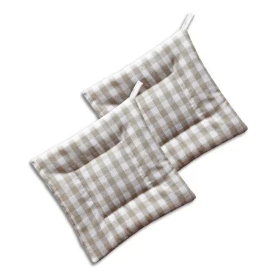 Ein Paar beige-weiß karierte Stoffpolster mit abgesteppten Abschnitten und Schlaufen an den Ecken, die überlappend auf weißem Hintergrund angeordnet sind.