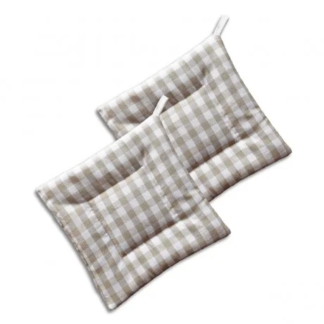 Ein Paar beige-weiß karierte Stoffpolster mit abgesteppten Abschnitten und Schlaufen an den Ecken, die überlappend auf weißem Hintergrund angeordnet sind.